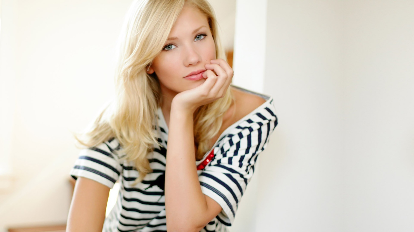 Модель блондинка Берит Баркланд