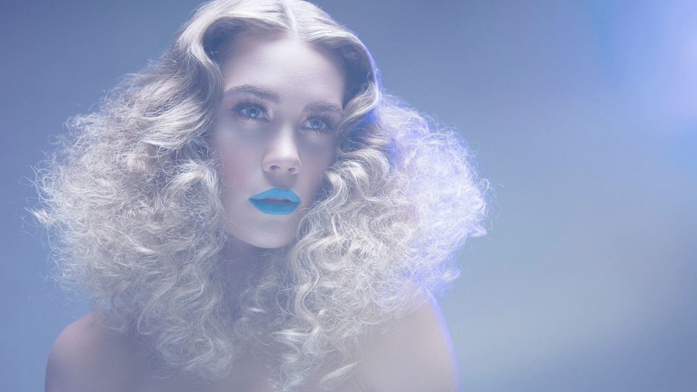Модель блондинка с голубыми губами