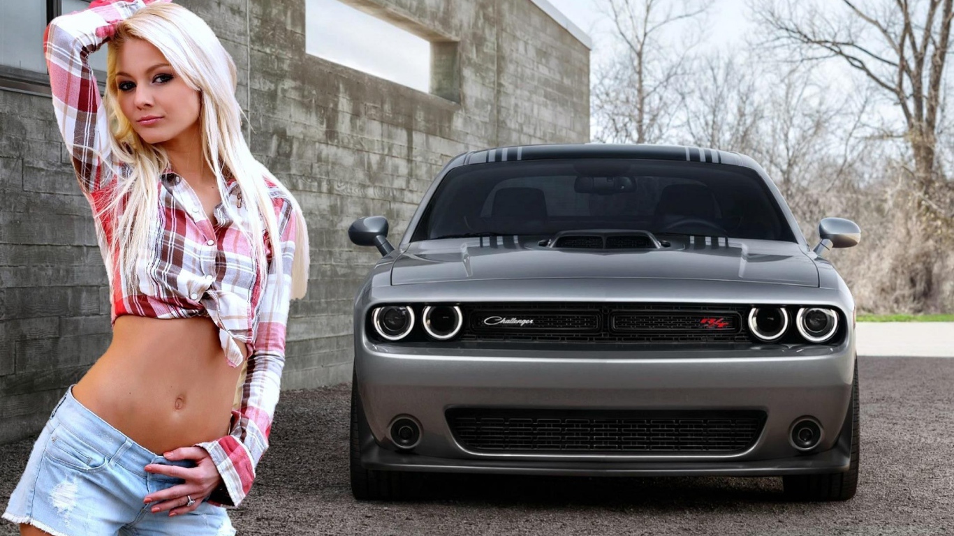 Блондинка на фоне серого Dodge Challenger