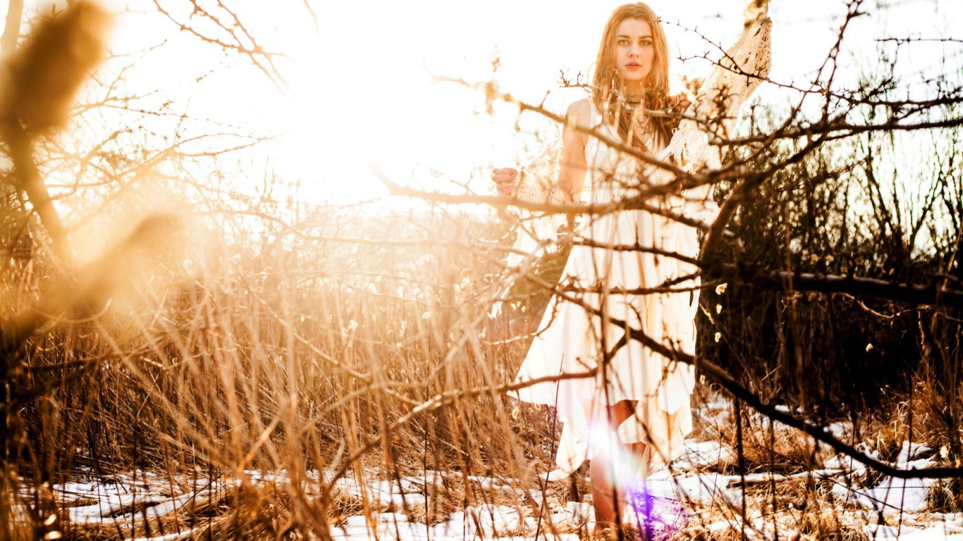 Блондинка в белом платье на снегу