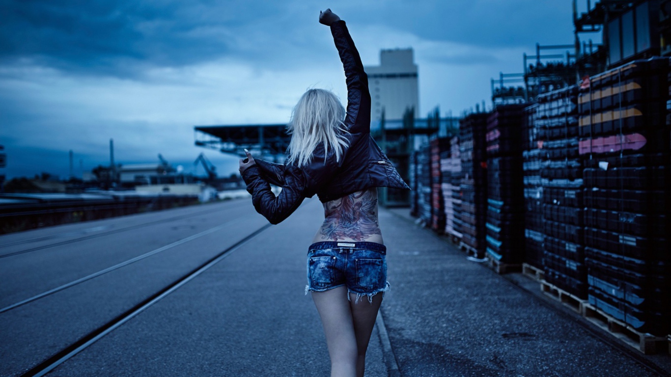 Блондинка гуляет по улице