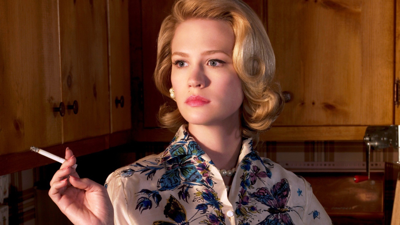 Блондинка с сигаретой в руке