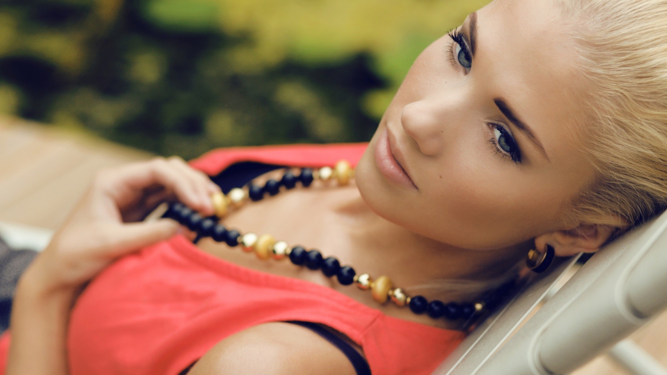 Блондинка с ожерельем на шее