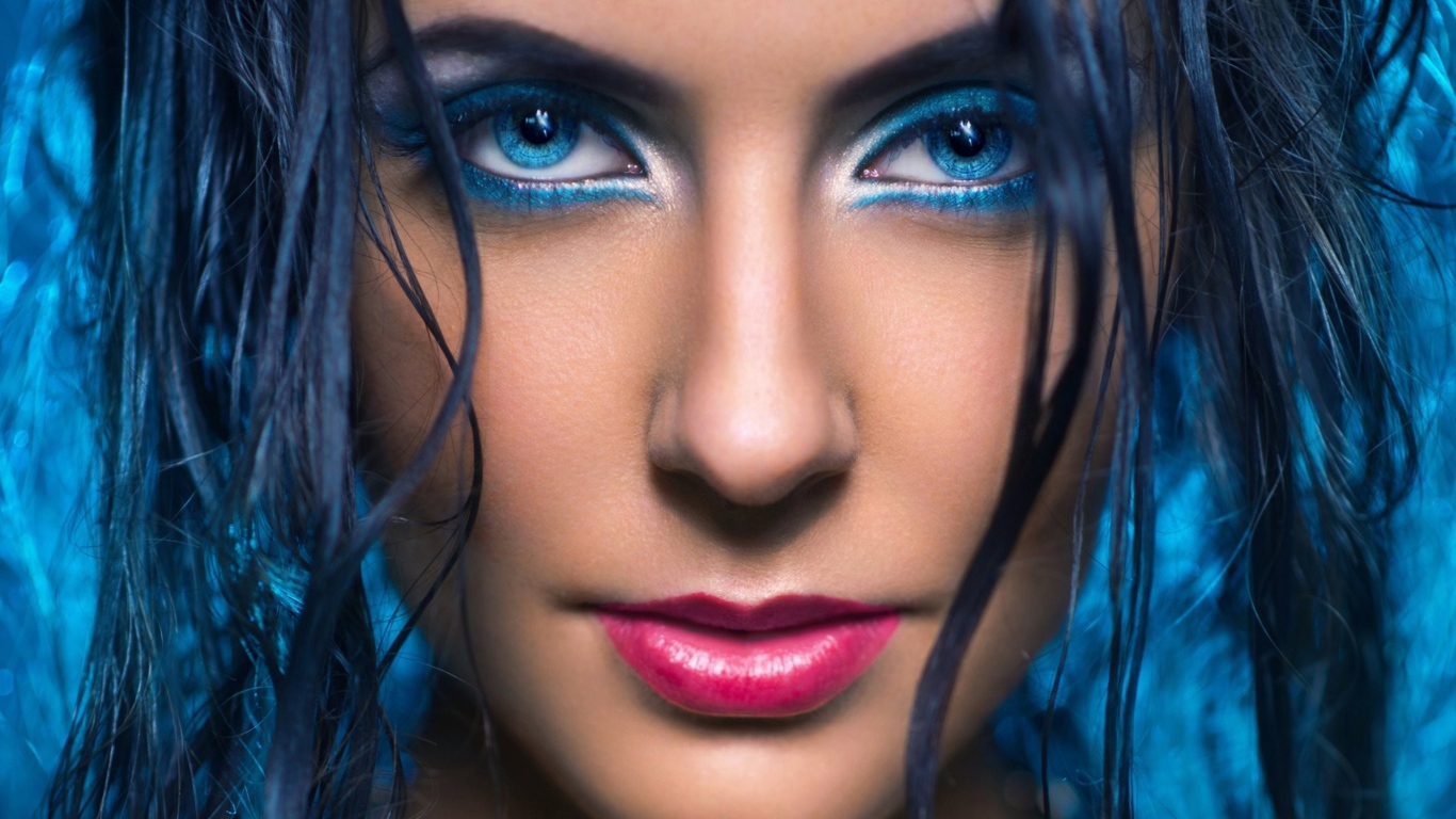 Голубой макияж девушки с голубыми волосами