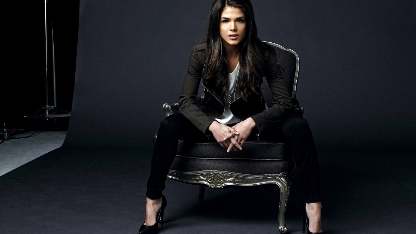 Девушка брюнтека Мария Авгеропулос