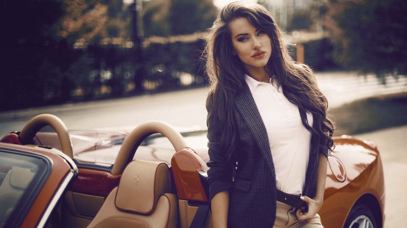 Девушка брюнетка у кабриолета Феррари