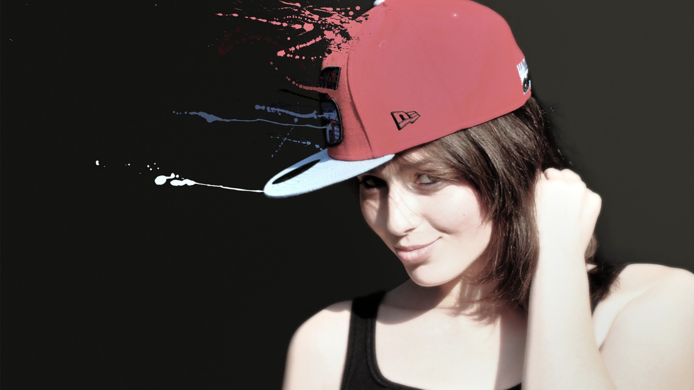 Девушка брюнетка в оригинальной кепке