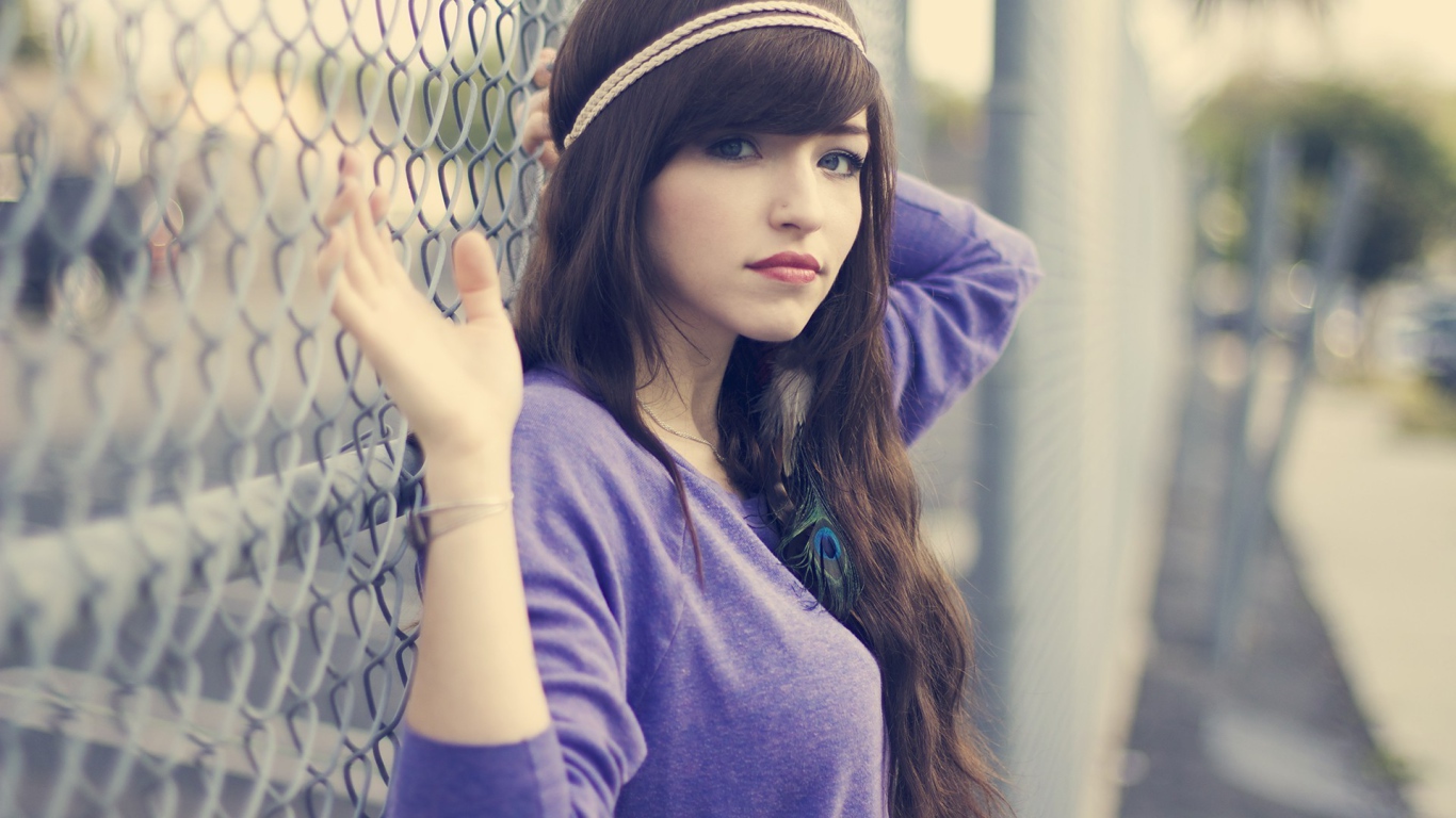 Девушка брюнетка с повязкой на голове