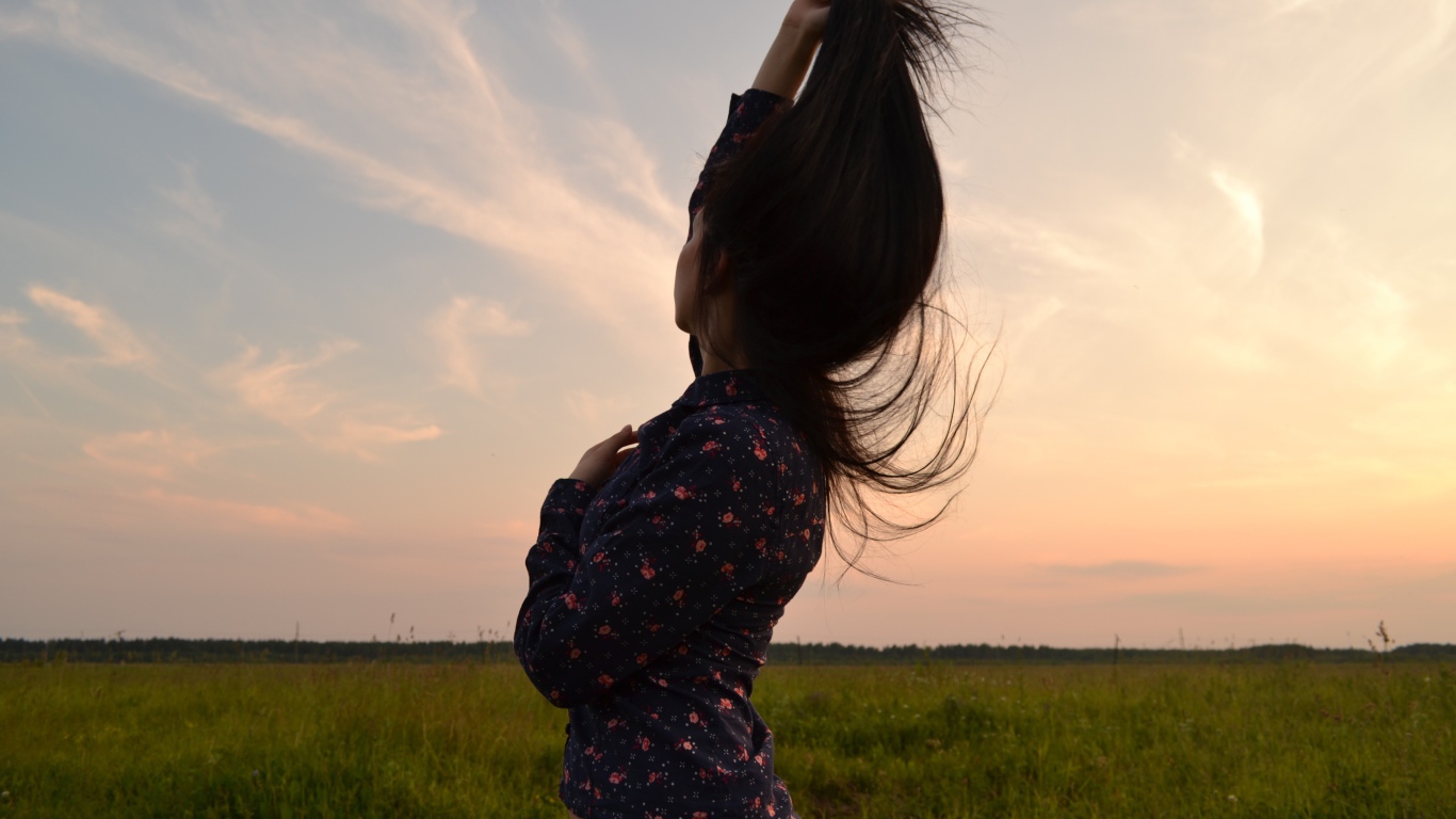 Брюнетка подняла свои волосы