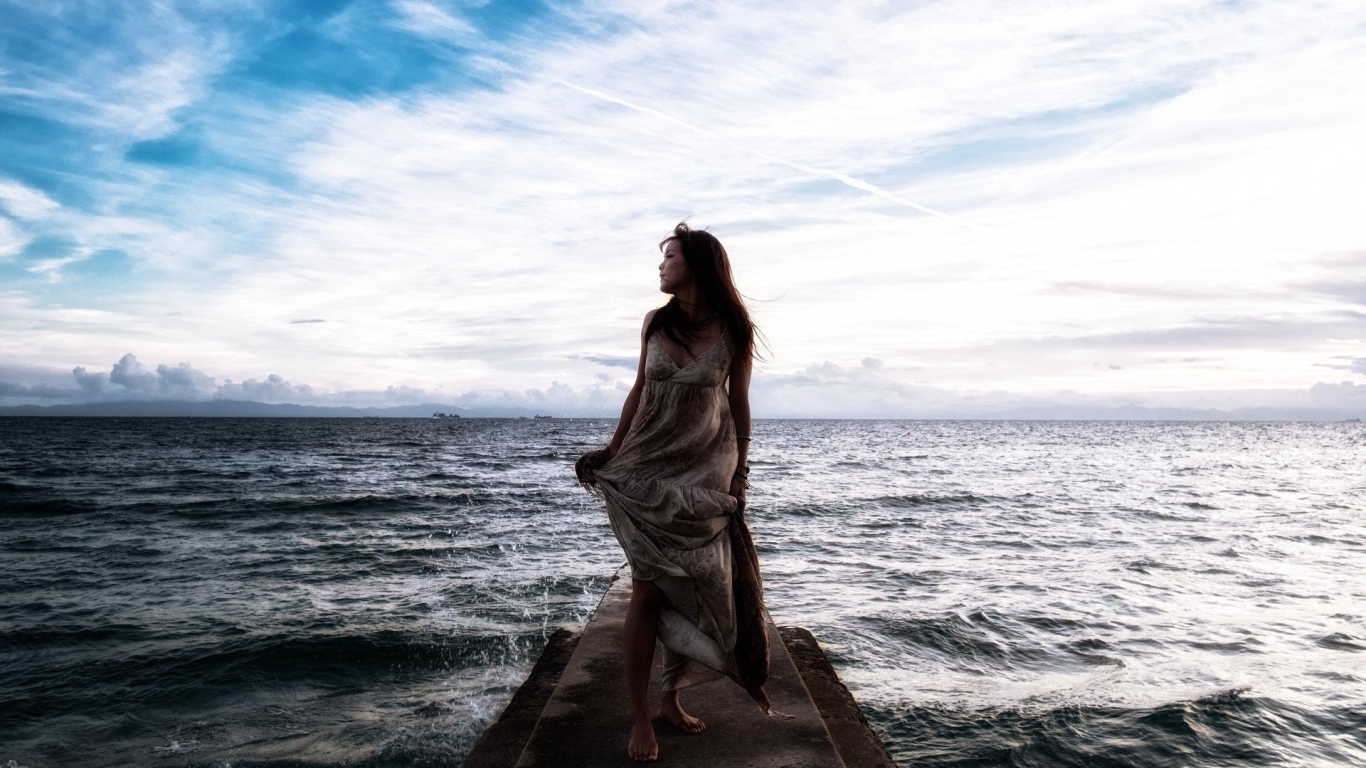 Спокойное море за спиной у девушки