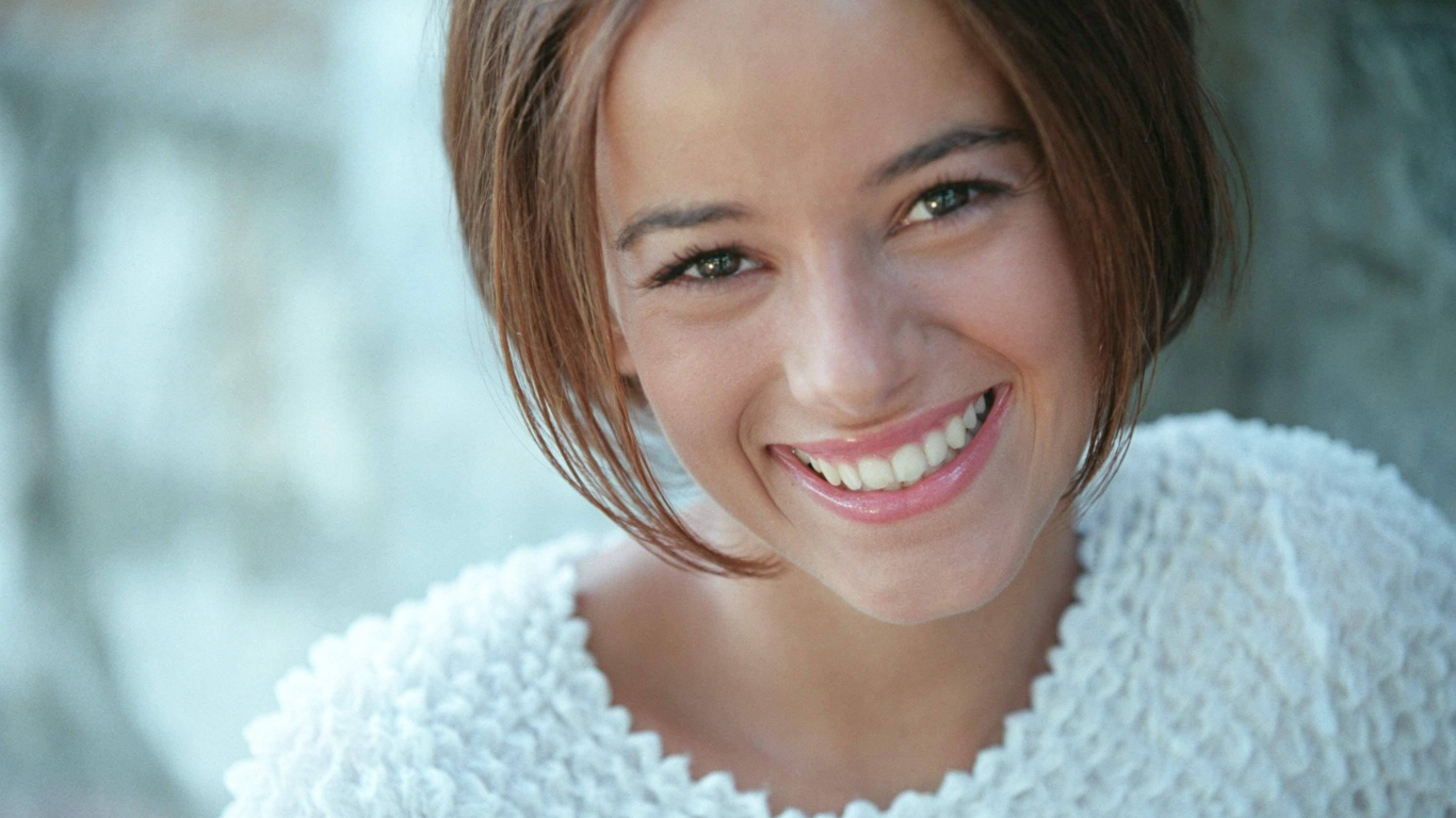 Французская певица Alizee в белом свитере