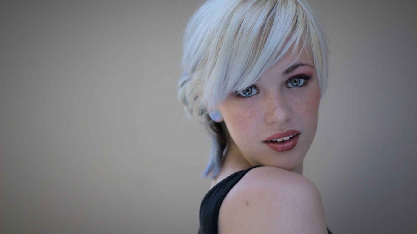 Девушка блондинка Devon Jade