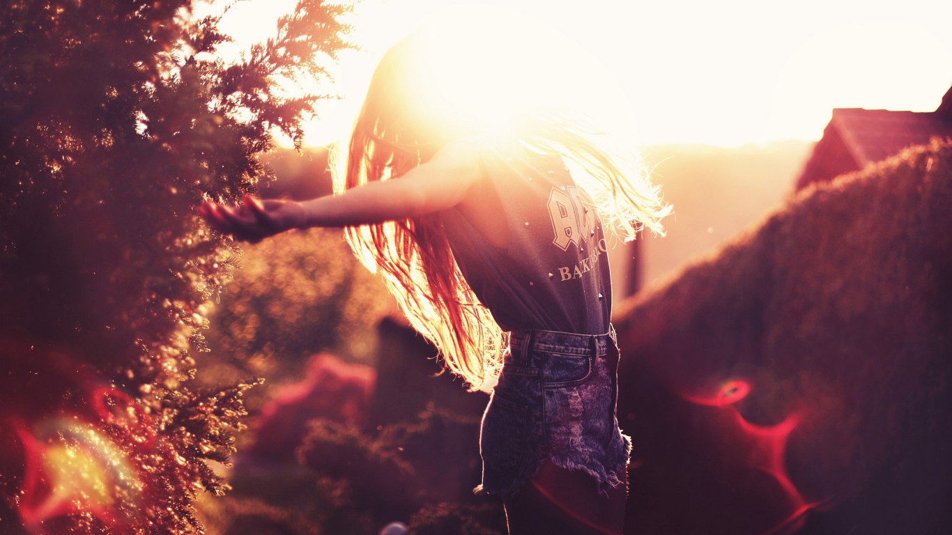 Девушка радуется солнцу