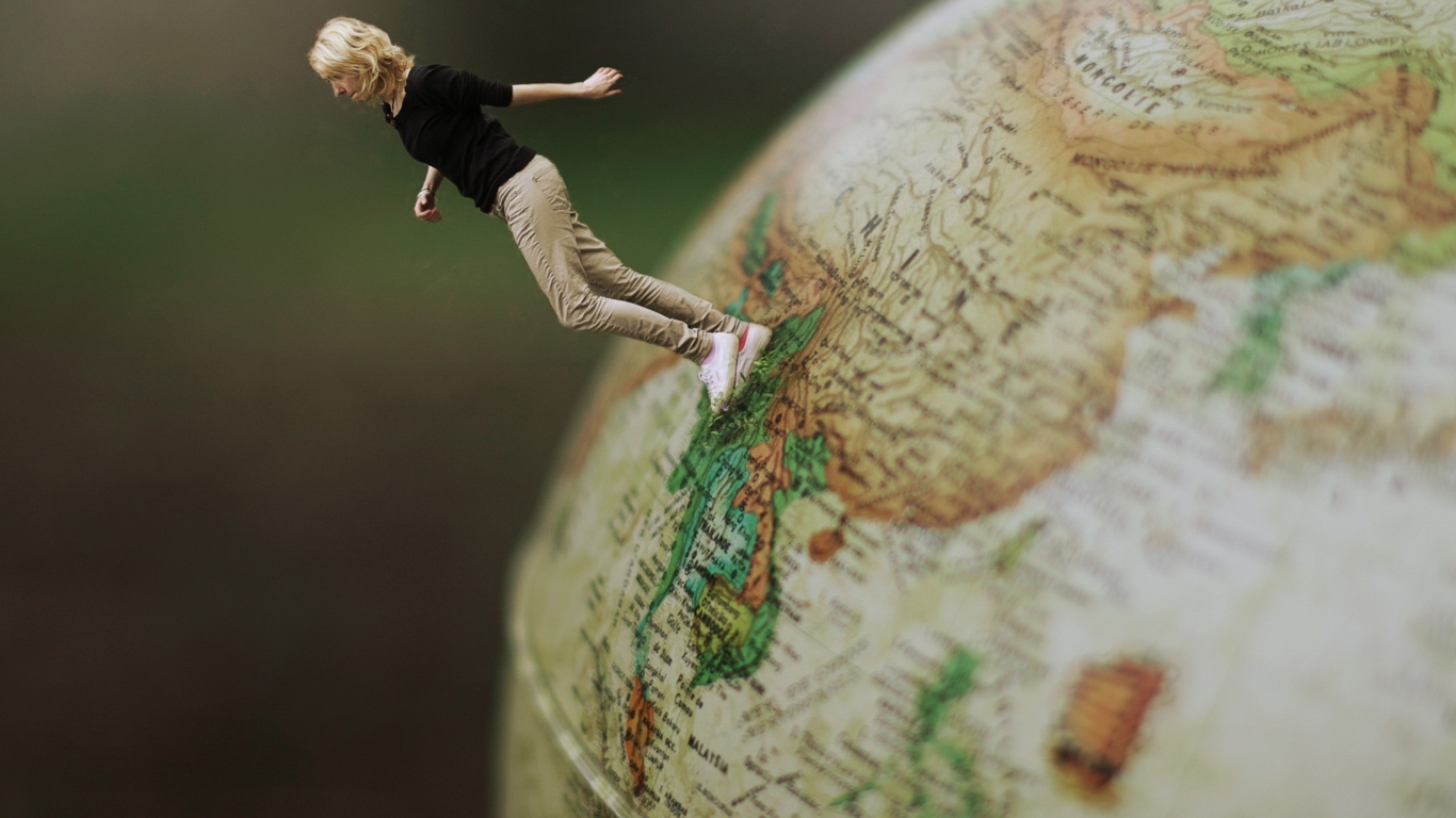 Девушка идет по глобусу