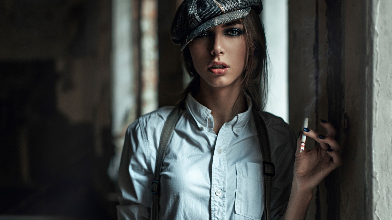 Девушка в берете курит сигарету