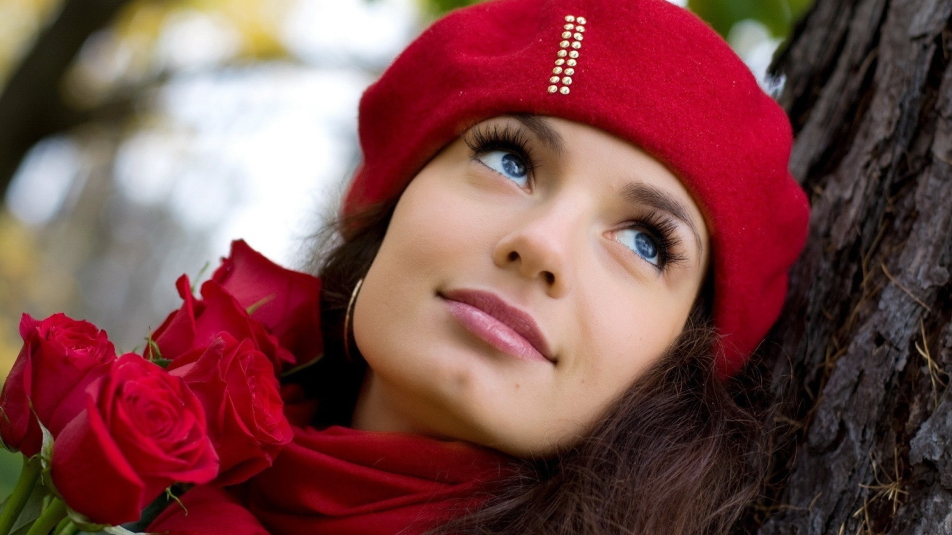 Девушка в красном берете с букетом роз