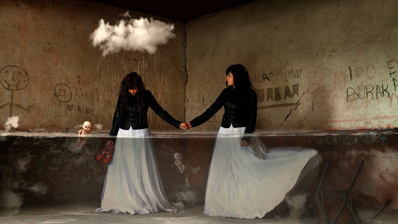 Девушки в комнате оказались под дождем