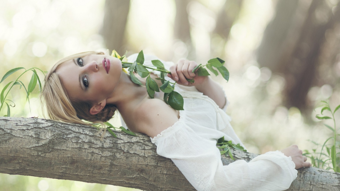 Девушка в белом платья с листвой в руках