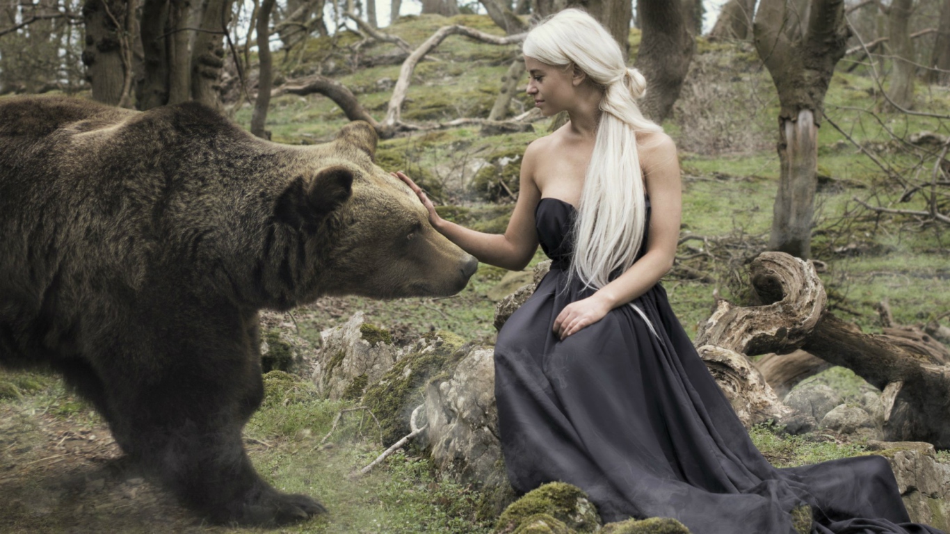 Девушка играет с медведем