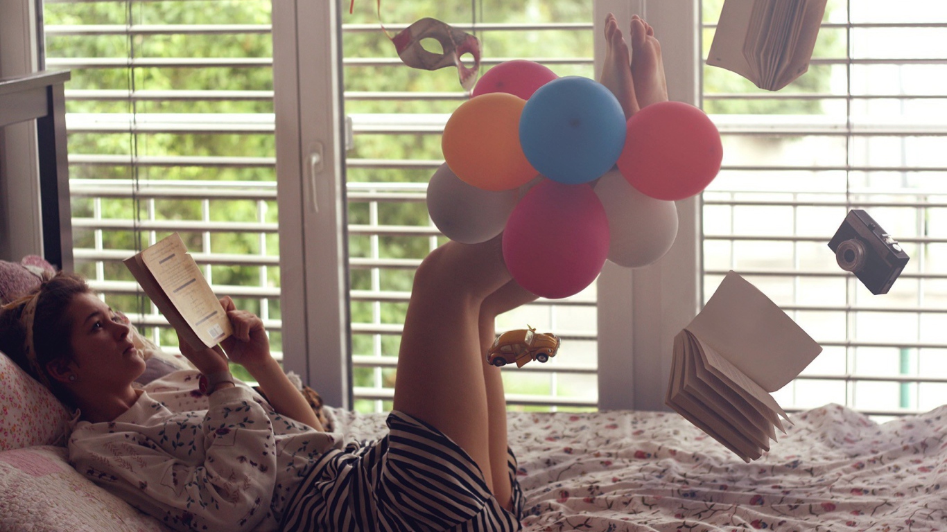 Девушка читает книгу среди хаоса