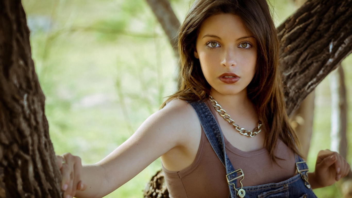 Девушка с золотой цепью на шее