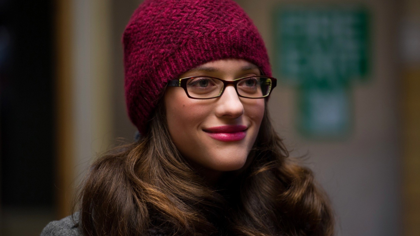 Девушка в очках и красной шапке