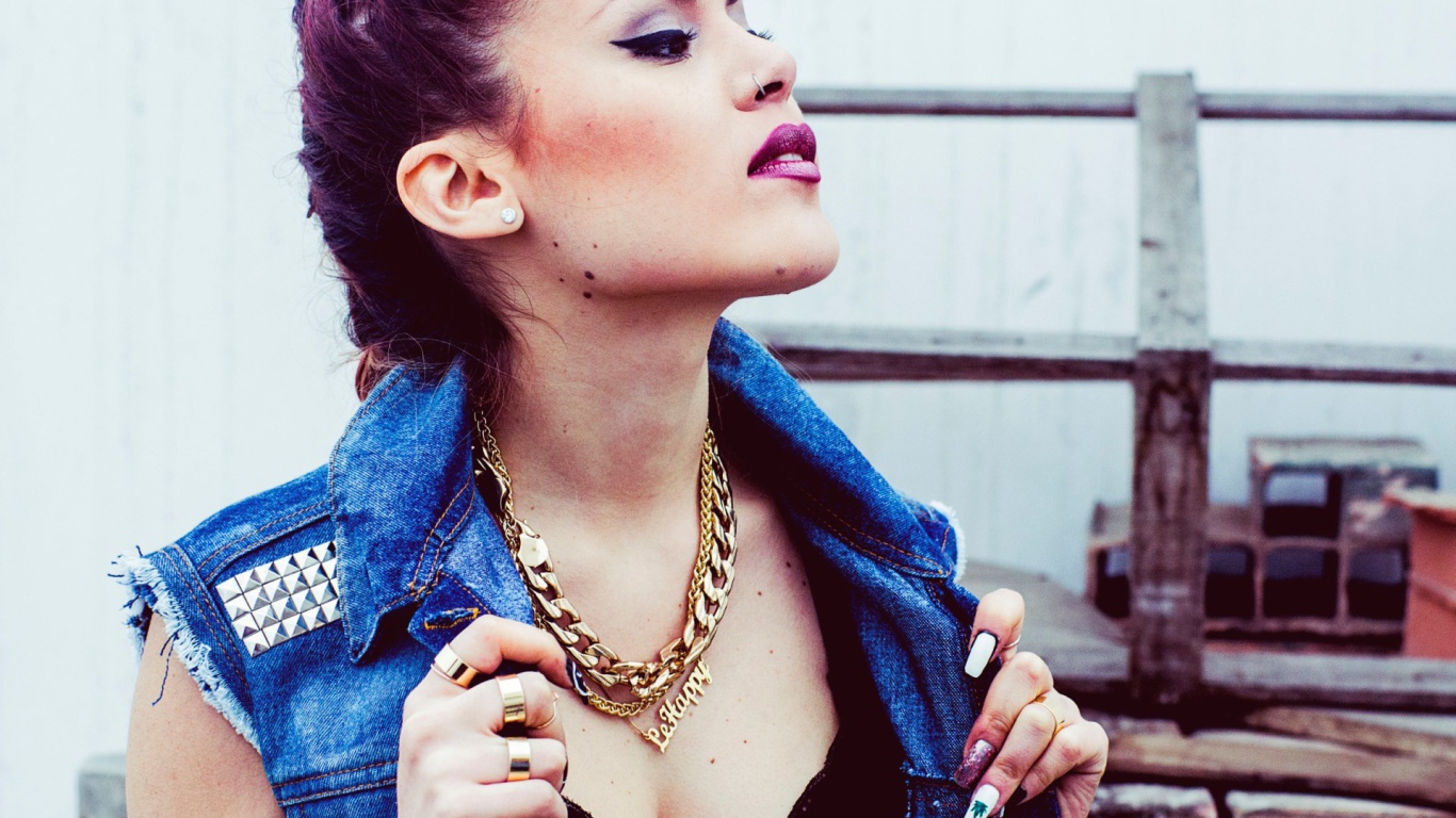 Золотая цепь на шее у девушки