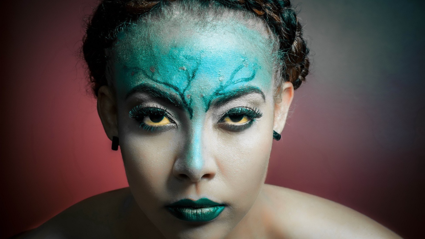 Зеленая краска на лице у девушки
