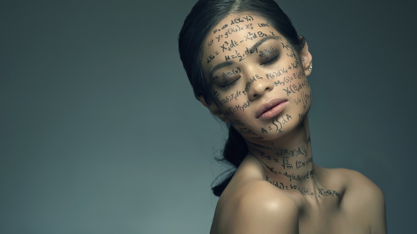 Надписи и формулы на лице у девушки