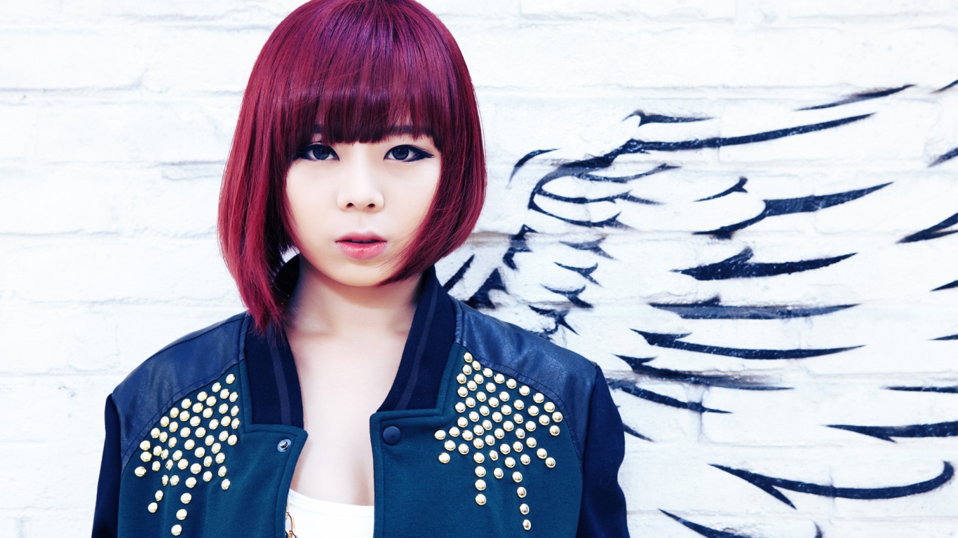 Кореянка с красными волосами ангел