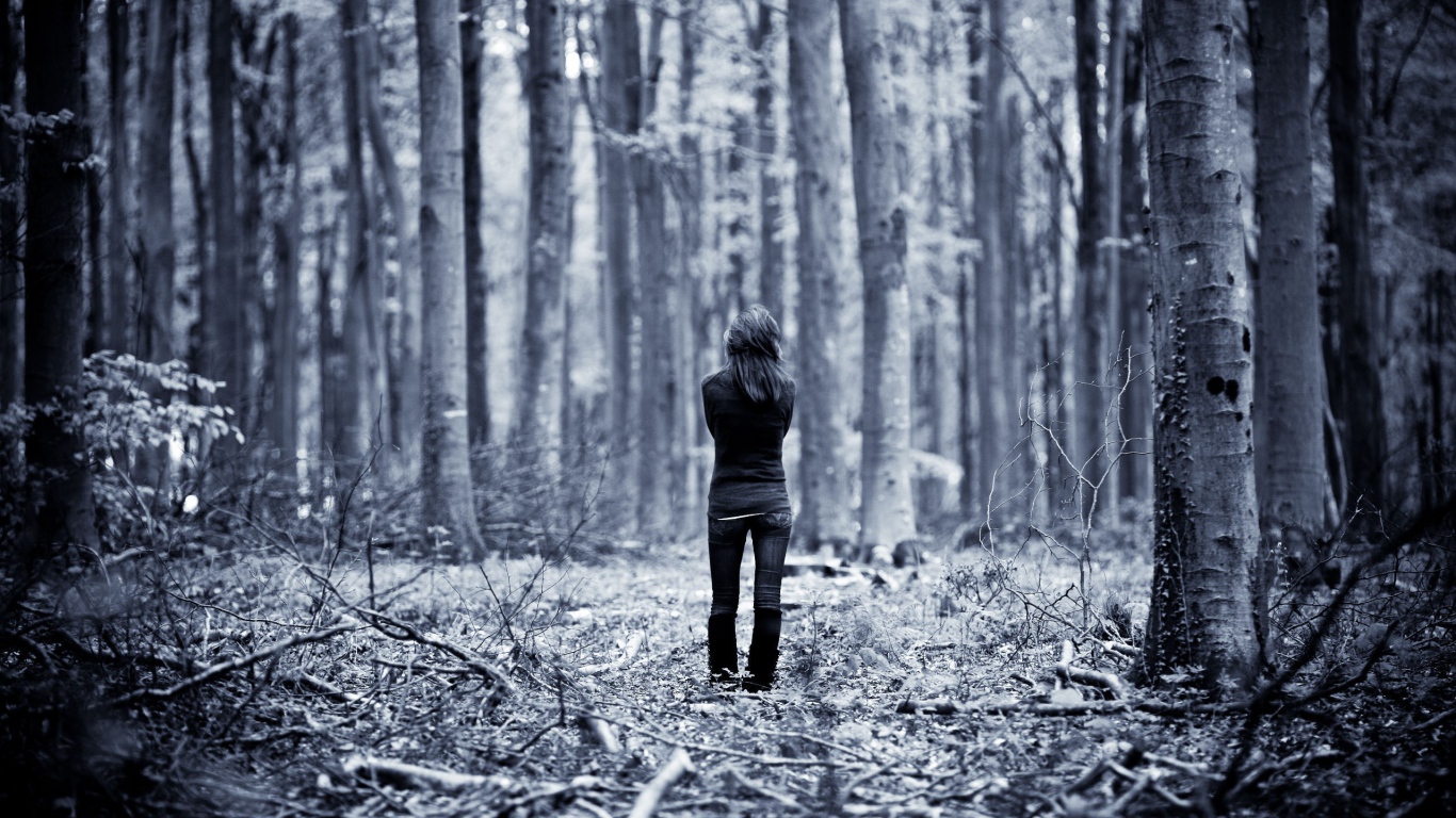 Одинокая девушка в лесу