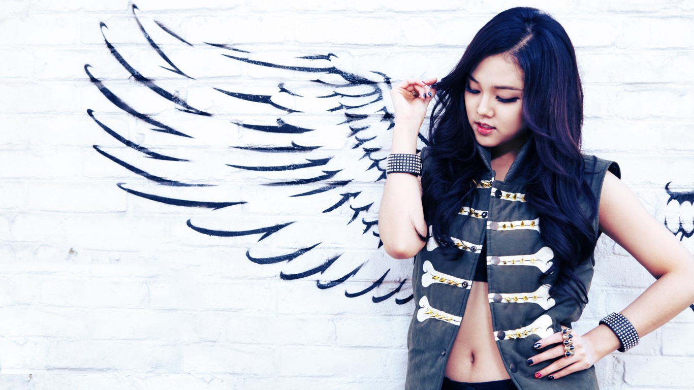 Длинноволосая брюнетка ангел