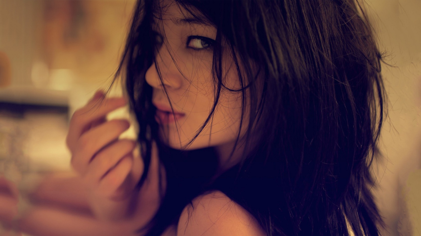 Искушающий взгляд брюнетки