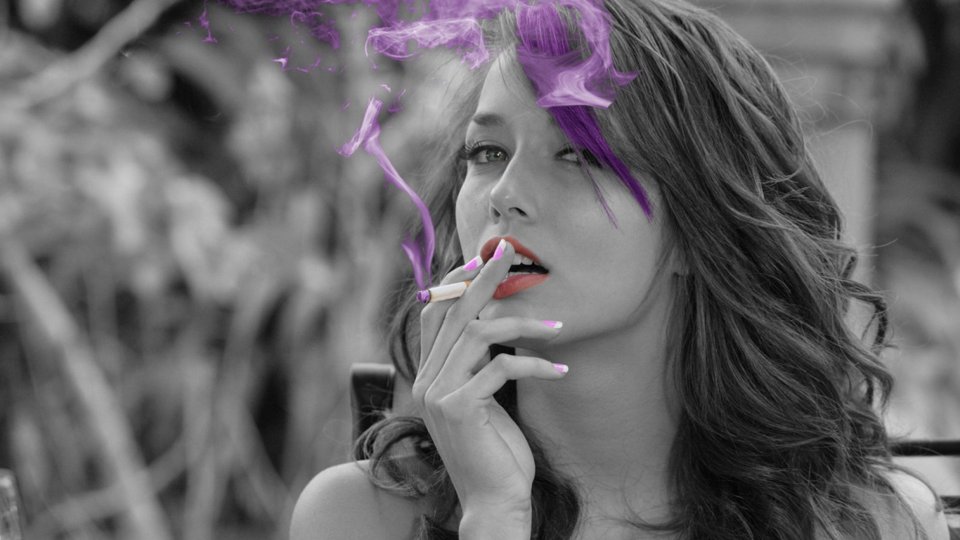 Модель Малена Морган с сигаретой