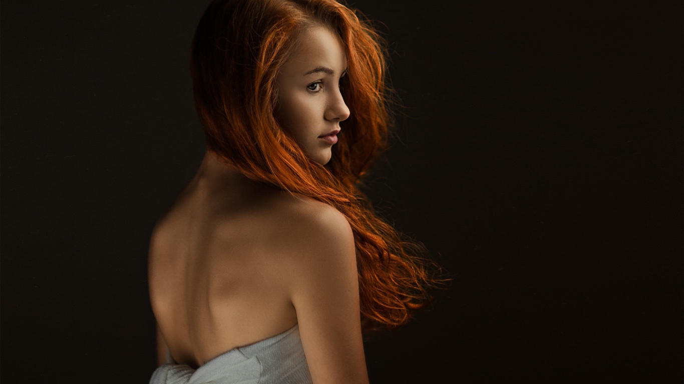 Портрет девушки с рыжими волосами