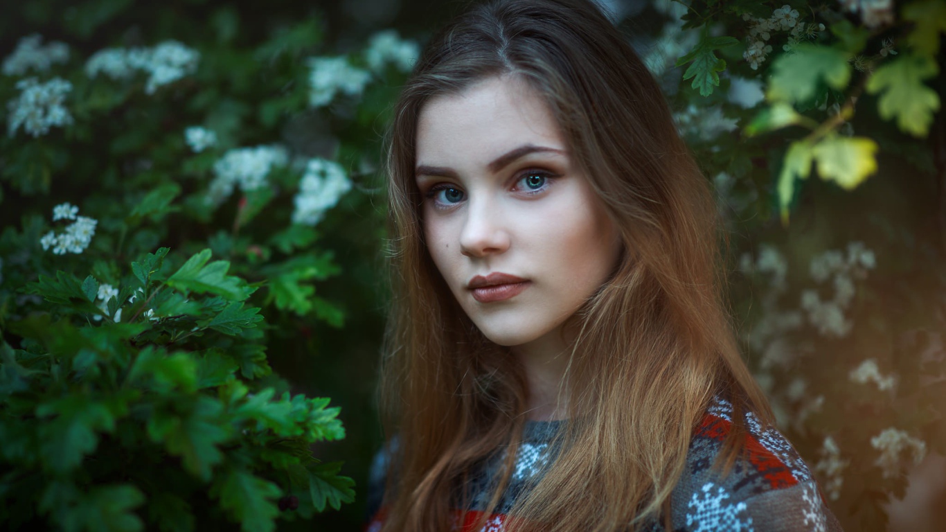 Портрет девушки на фоне зелени