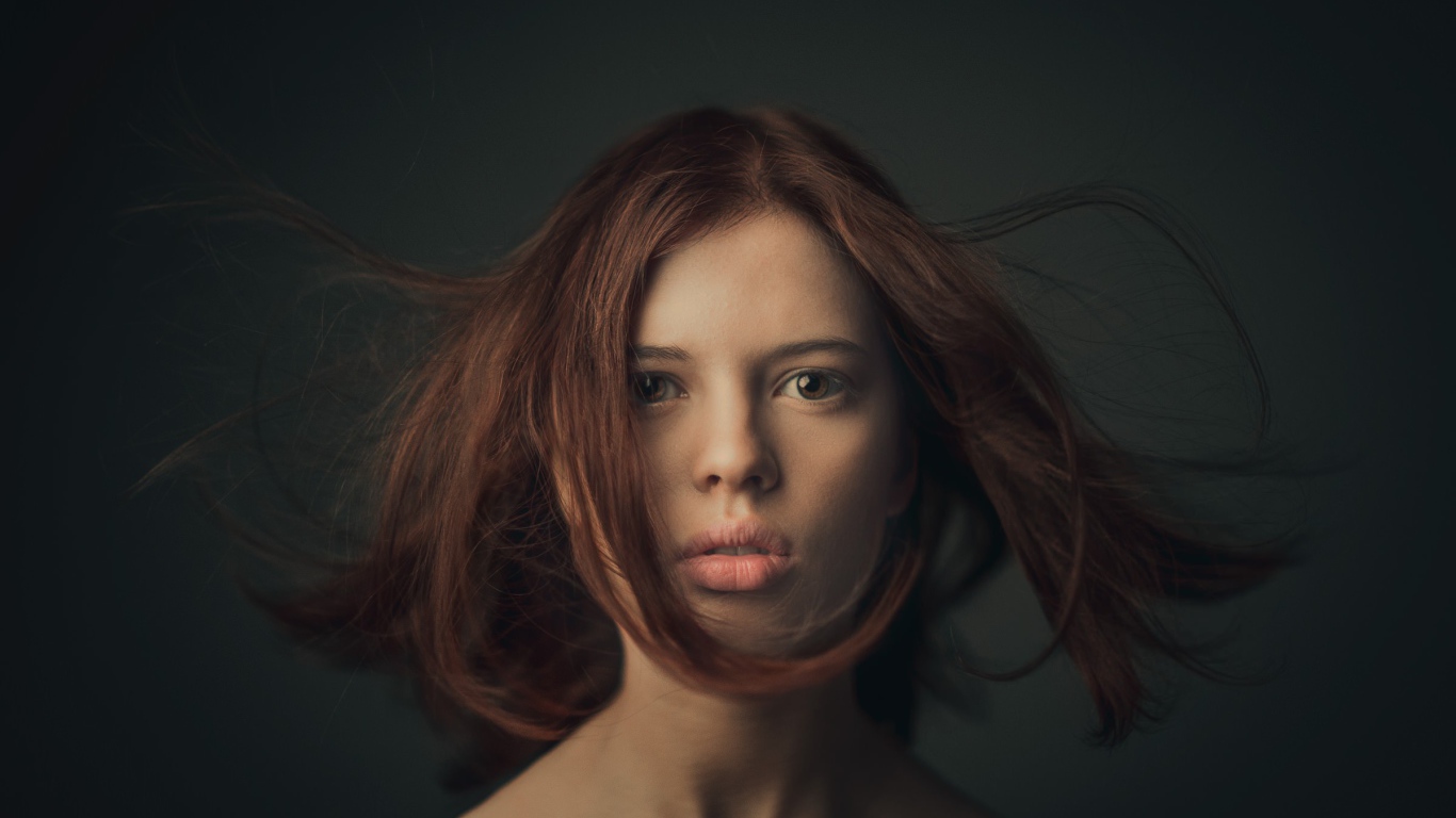 Портретное фото длинноволосой девушки