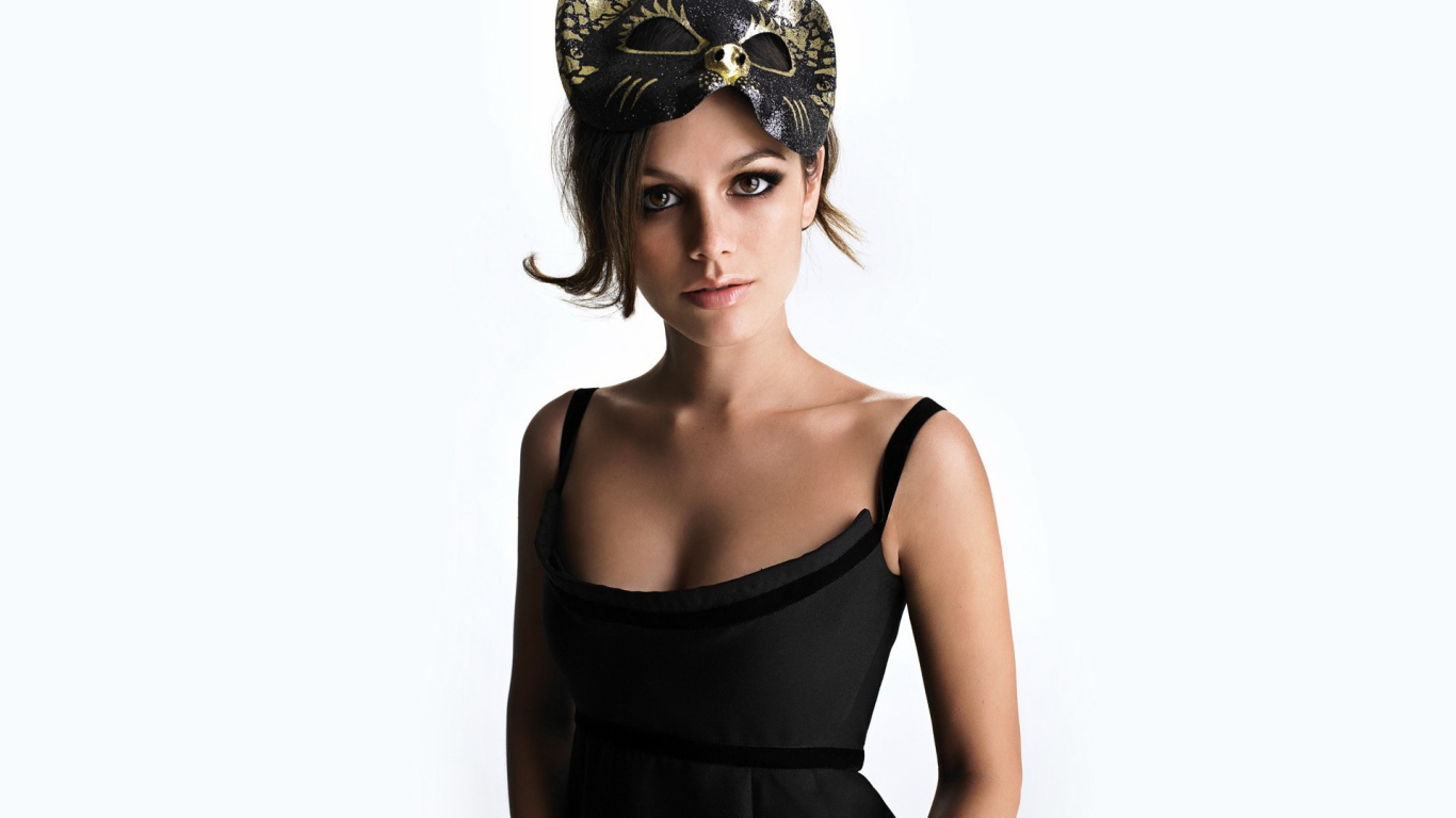 Рэйчел Билсон в маске на белом фоне