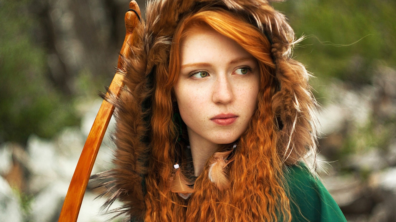 Рыжая девушка в зеленом балахоне