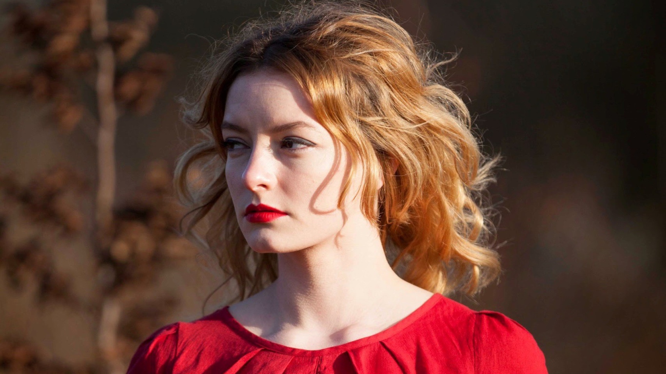 Рыжеволосая девушка в красном платье
