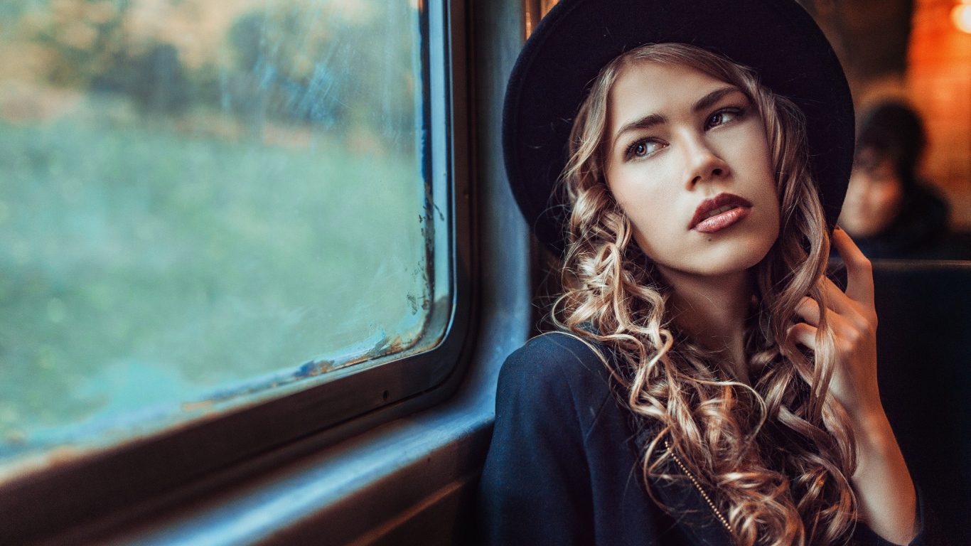 Романтичная девушка смотрит в окно