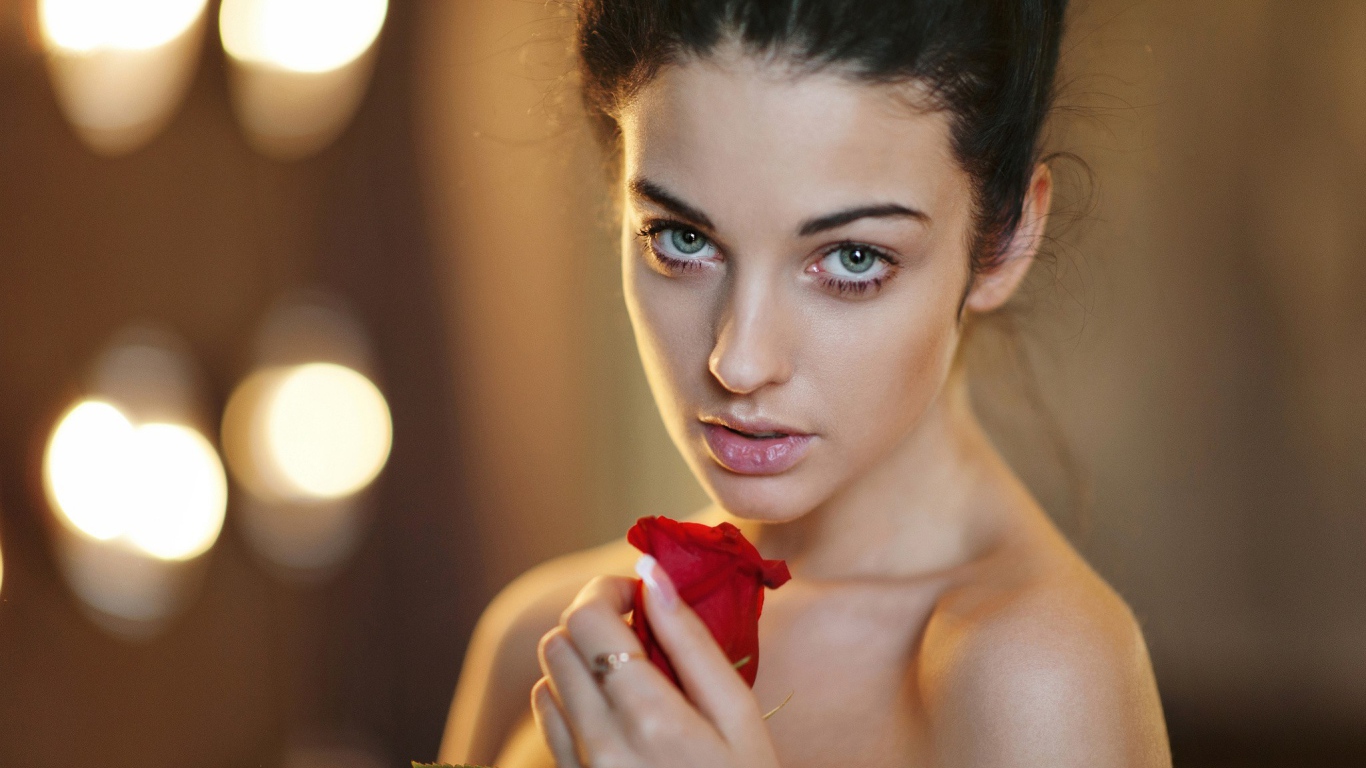 Роза в руке у девушки Аллы Бергер