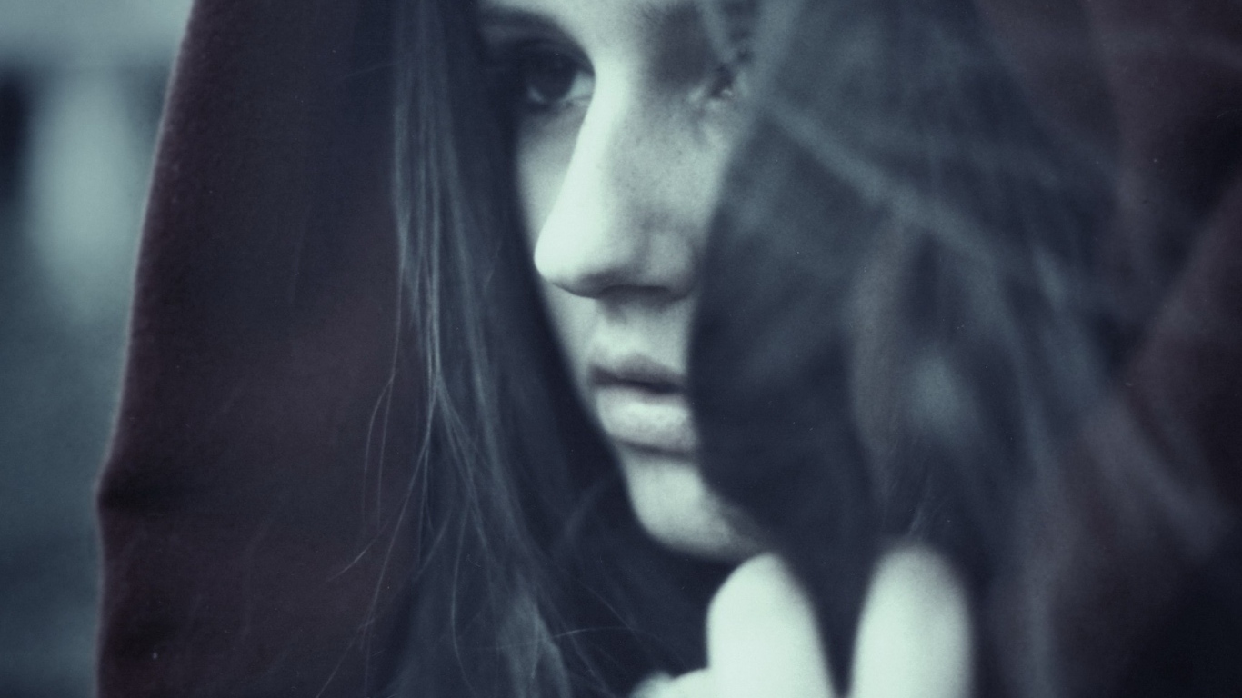 Грустная девушка в капюшоне