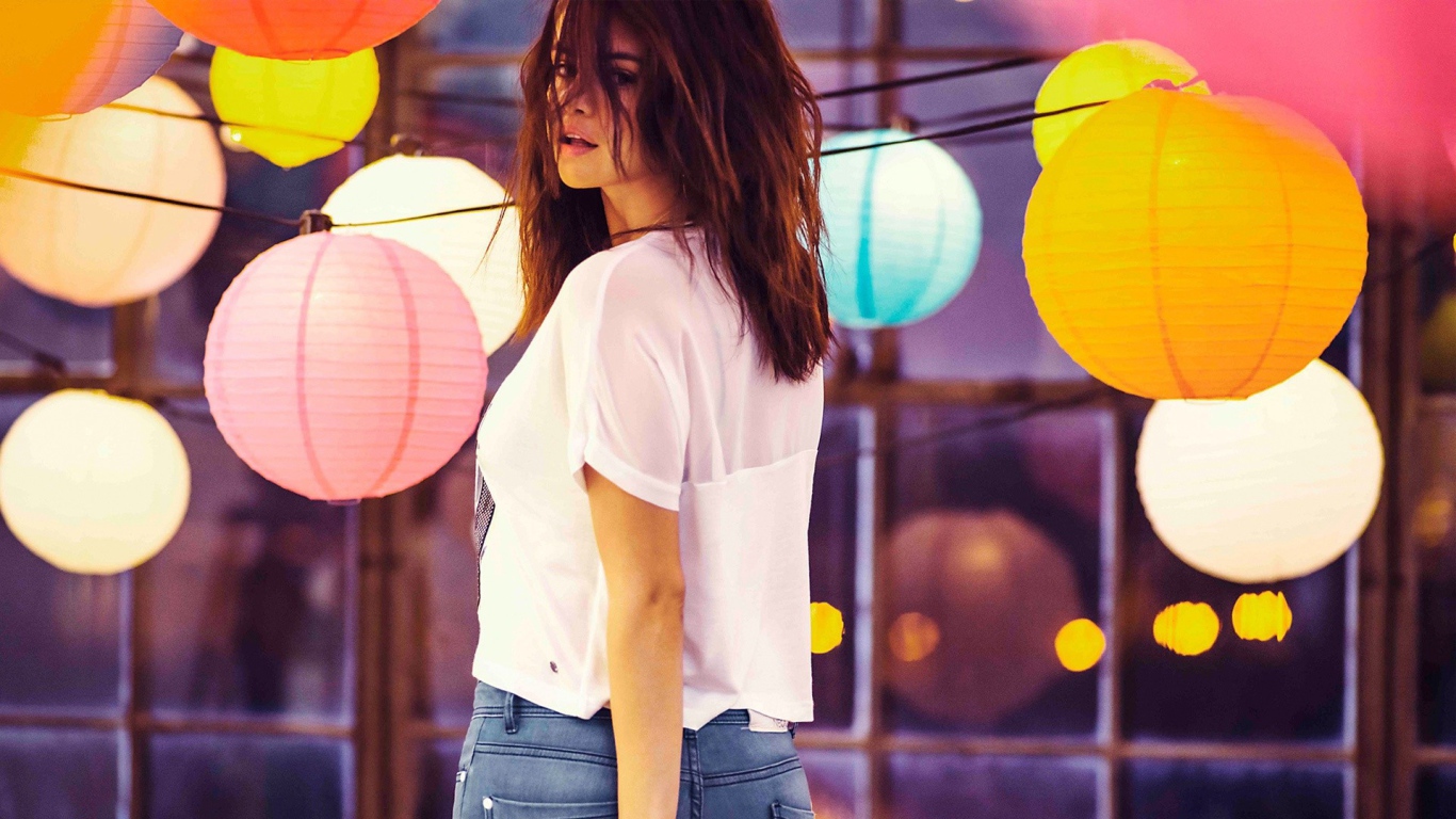 Селена Гомез среди светящихся шаров