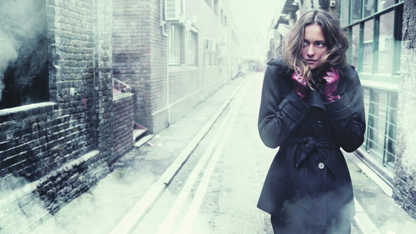 Девушка съежилась от холода