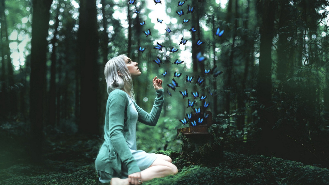 Девушка выпустила бабочек на свободу