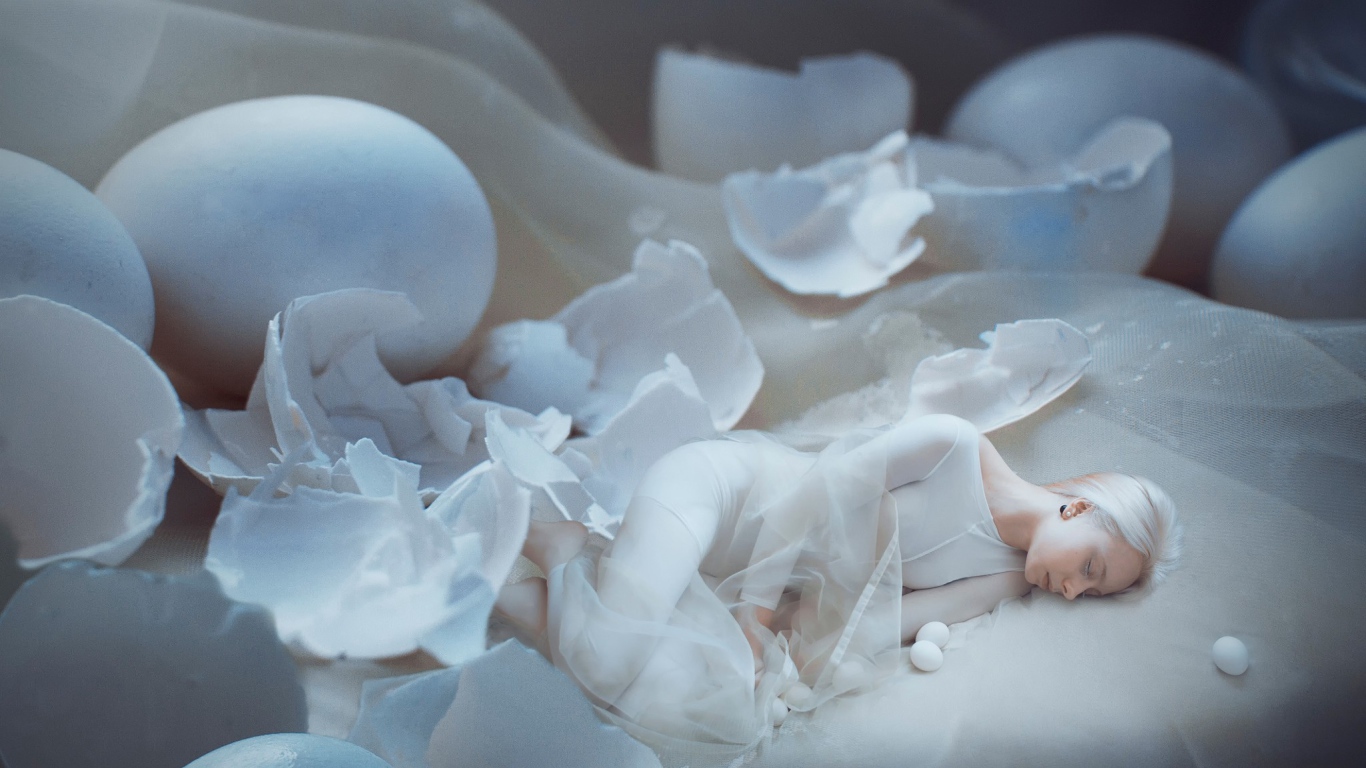 Девушка спит в яичной скорлупе