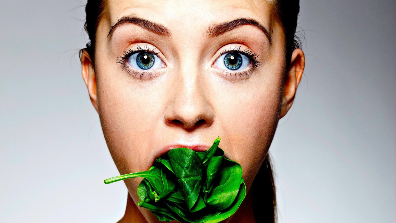 Щавель во рту у девушки