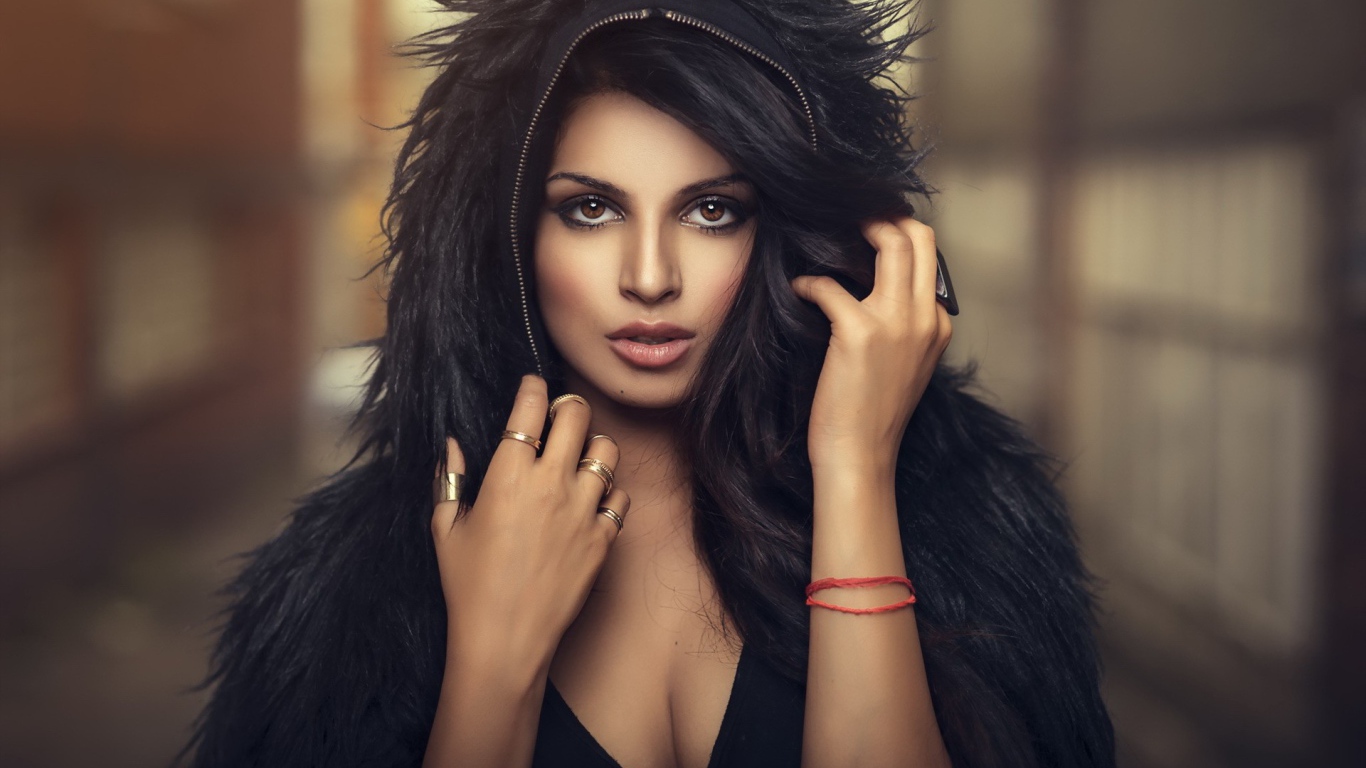 Брюнетка в черной меховой накидке