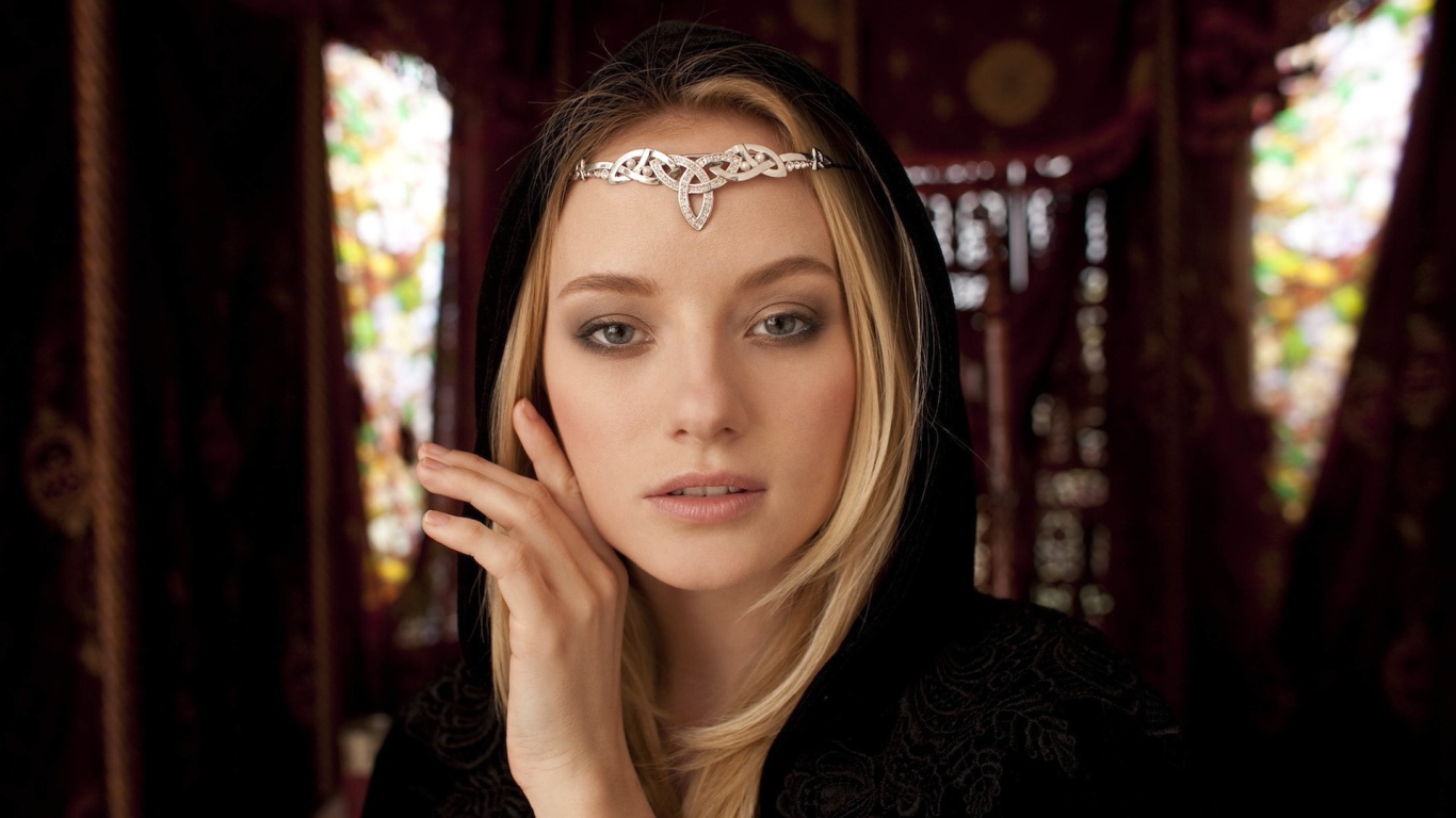 Украшение на лбу девушки